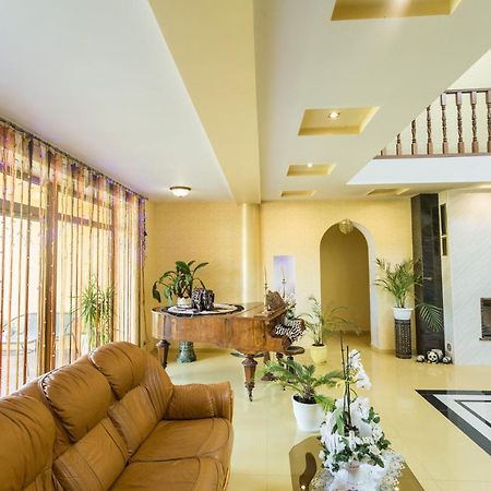 Sunrise Boutique Hotel Berehove  Bagian luar foto