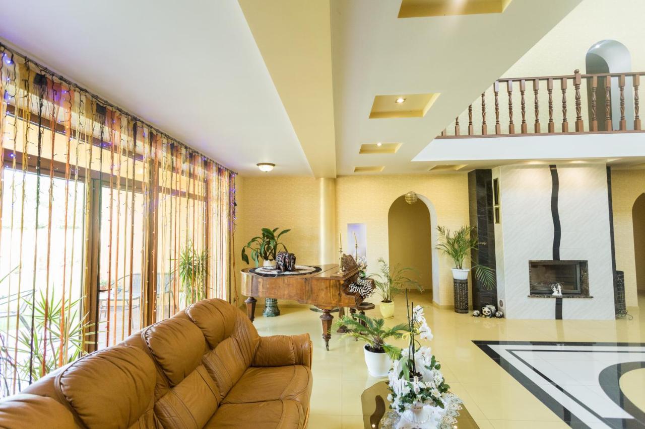 Sunrise Boutique Hotel Berehove  Bagian luar foto
