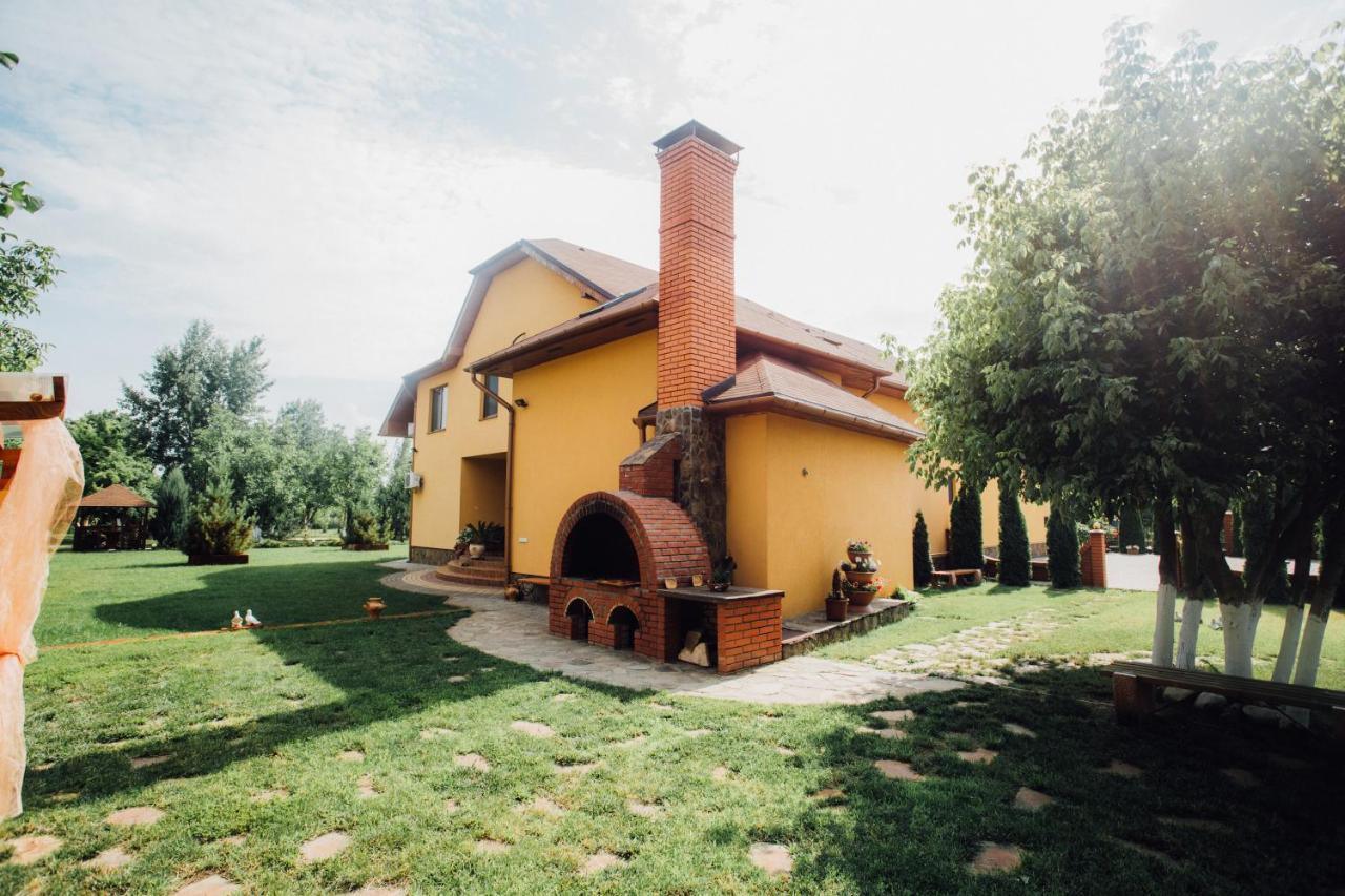 Sunrise Boutique Hotel Berehove  Bagian luar foto