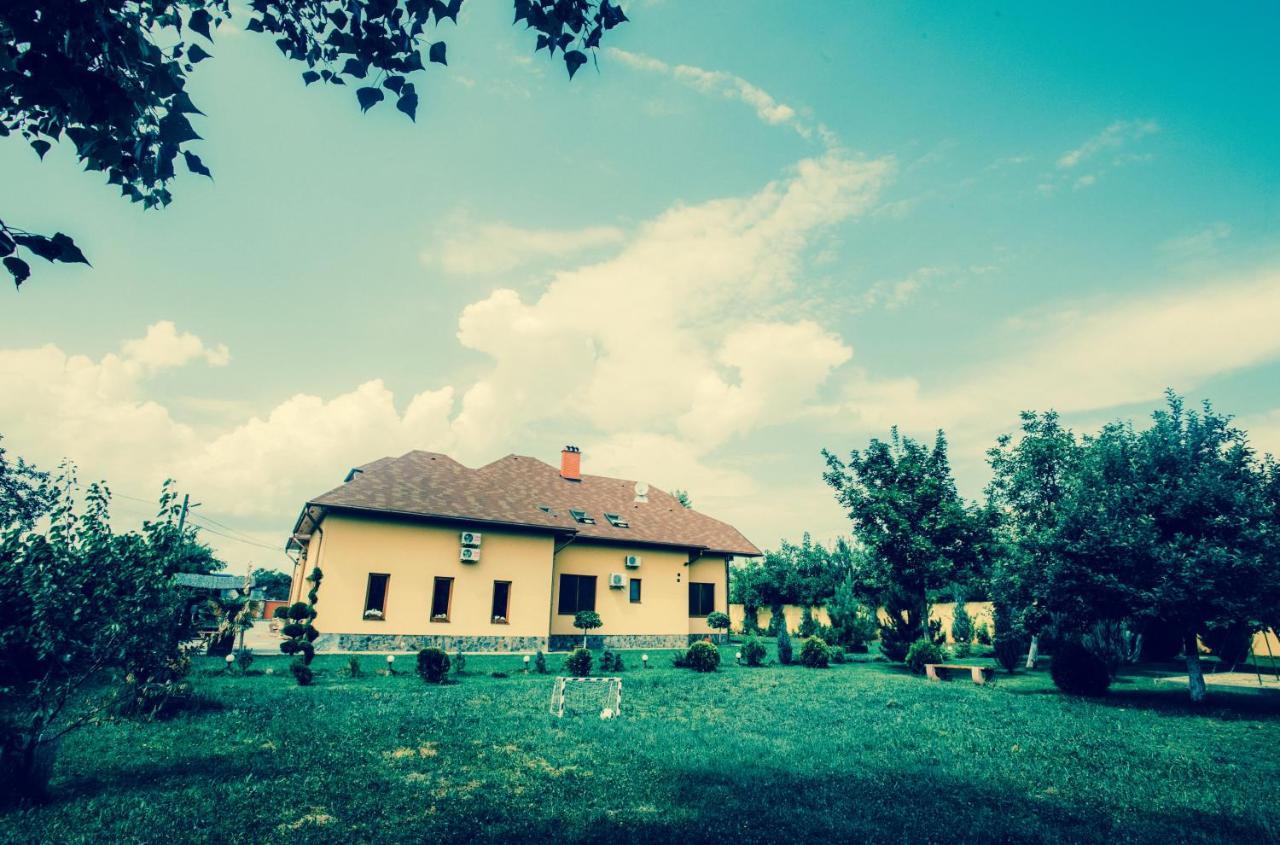 Sunrise Boutique Hotel Berehove  Bagian luar foto