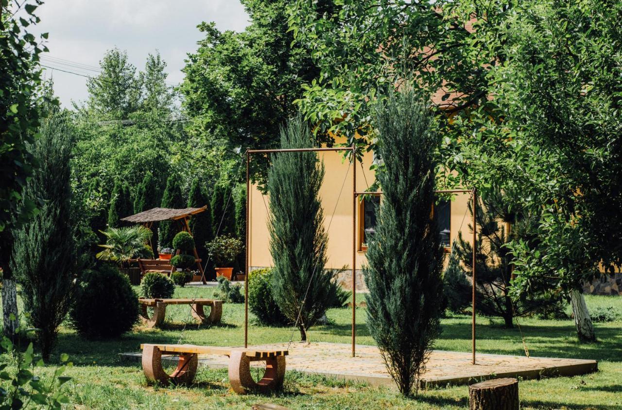 Sunrise Boutique Hotel Berehove  Bagian luar foto