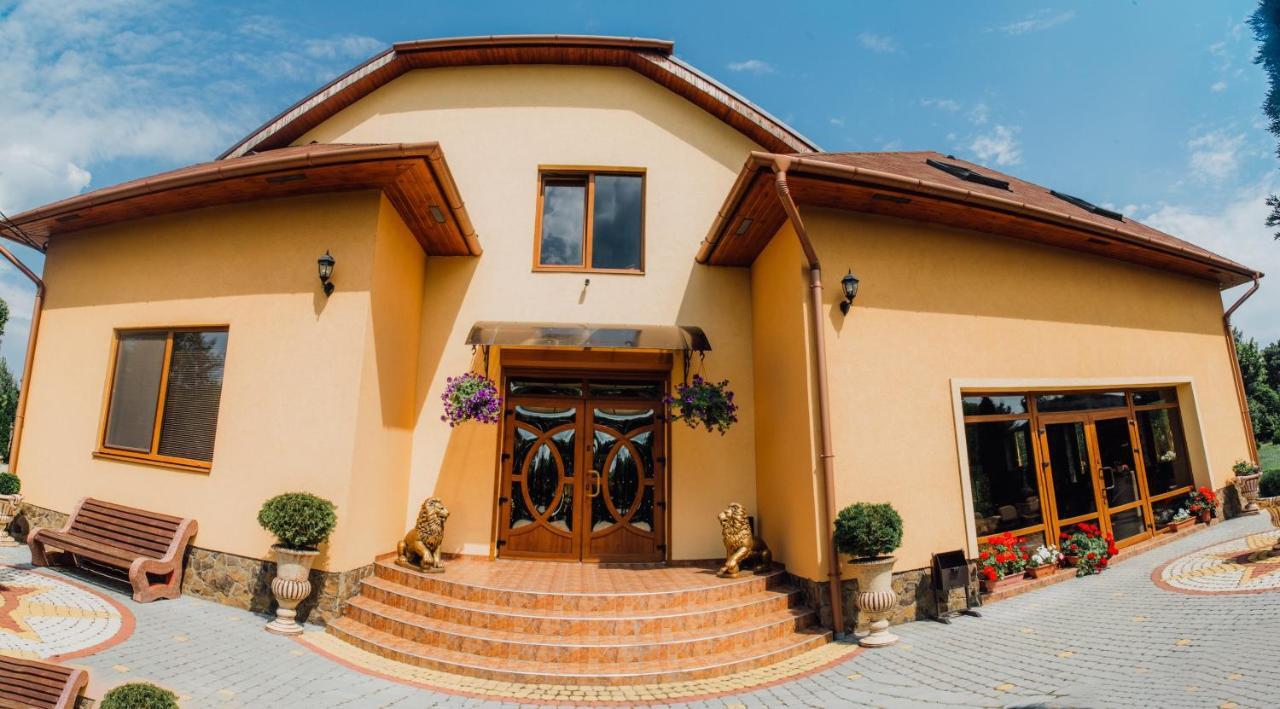 Sunrise Boutique Hotel Berehove  Bagian luar foto
