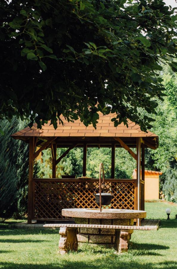 Sunrise Boutique Hotel Berehove  Bagian luar foto